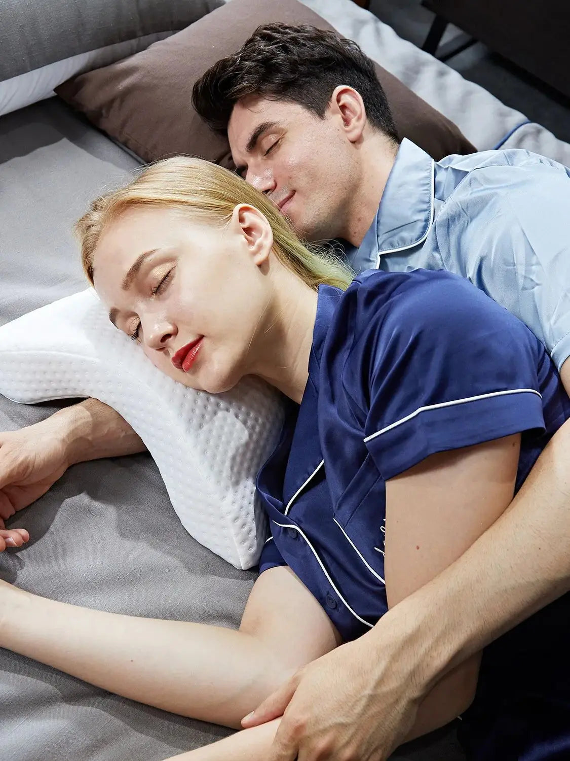 Oreiller incurvé à mémoire de forme – Repos en duo et voyage