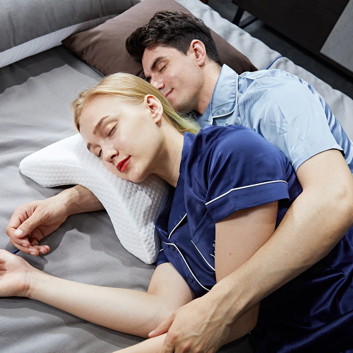 Oreiller incurvé à mémoire de forme – Repos en duo et voyage